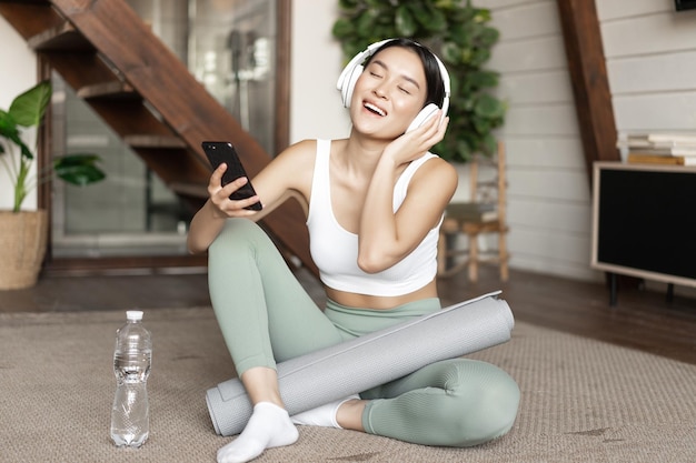 27 Top Wellness Podcasts Handpicked by Health Gurus